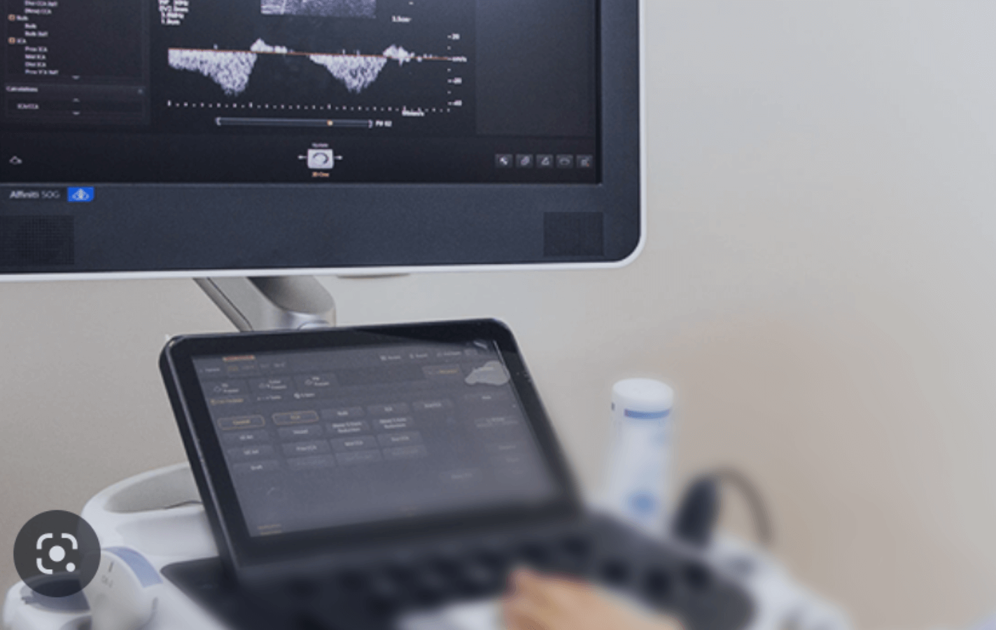 Dr. Arthur Curtarelli Vascular SP em atendimento com doppler